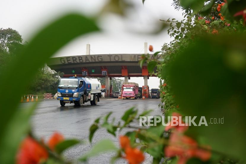Kendaraan melintas di Pintu Gerbang Tol Merak, Banten, Jumat (8/6).