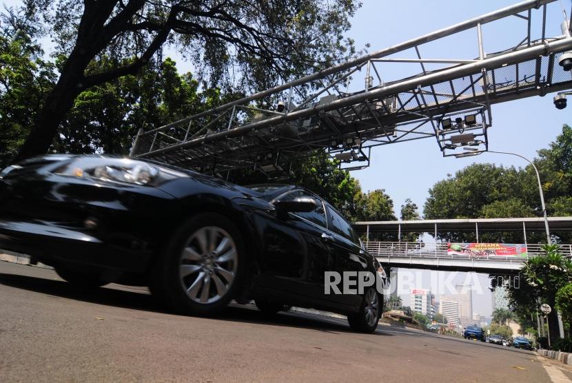 Penambahan Kamera Tilang Elektronik.Kendaraan melintasi Kamera pengawas atau Closed Circuit Television (CCTV) terpasang di kawasan Jalan Medan Merdeka Barat, Jakarta Pusat, Senin (1/7).