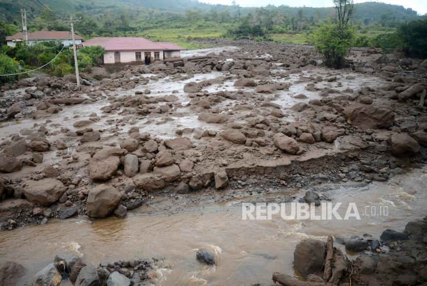 Lahar Dingin Terjang Sigarang-Garang. Material vulkanis erupsi Gunung Sinabung menyapu Desa Sigarang-Garang, Karo, Sumatra Utara, Jumat (23/2).