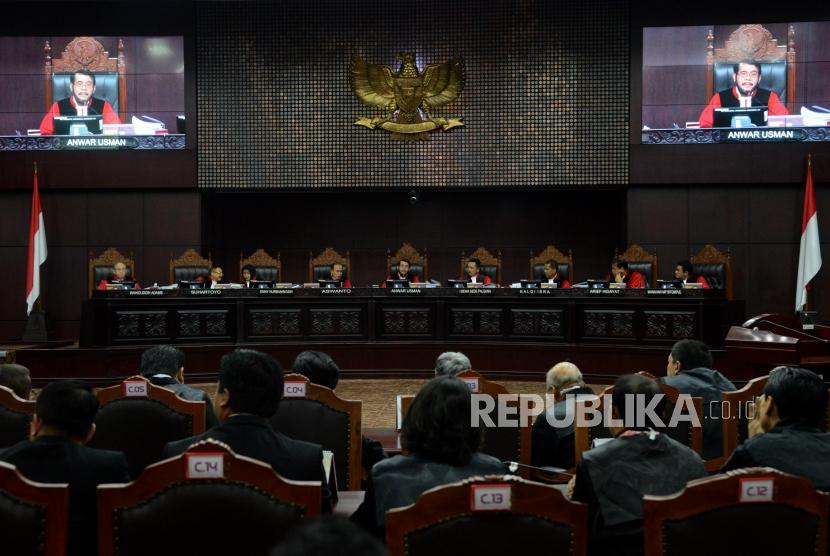 Ketua Mahkamah Konstitusi Anwar Usman saat memimpin sidang perdana Perselisihan Hasil Pemilihan Umum (PHPU) Pemilihan Presiden (Pilpres) 2019 di Gedung Mahkamah Konstitusi, Jakarta, Jumat (14/6).