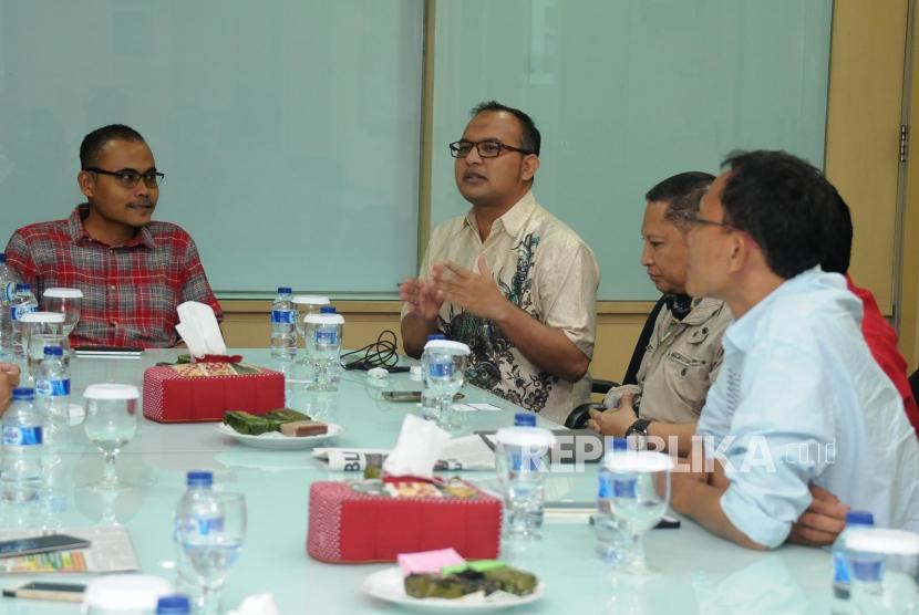 Pemimpin Redaksi Republika Irfan Junaidi bersama President Director Dompet Dhuafa Philanthropy Imam Rulyawan (dari kiri) saat kunjungan di Kantor Republika, Jakarta, Senin (15/1).
