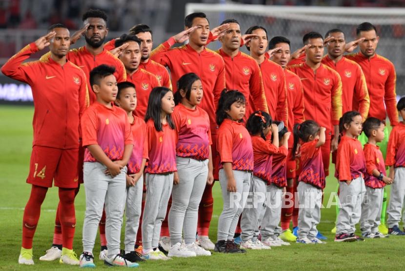 Pemain timnas Indonesia menyanyikan lagu kebangsaan saat pertandingan melawan Thailand dalam Kualifikasi babak kedua Piala Dunia 2022 zona Asia di Stadion Gelora Bung Karno, Senayan, Jakarta, Selasa (10/9).