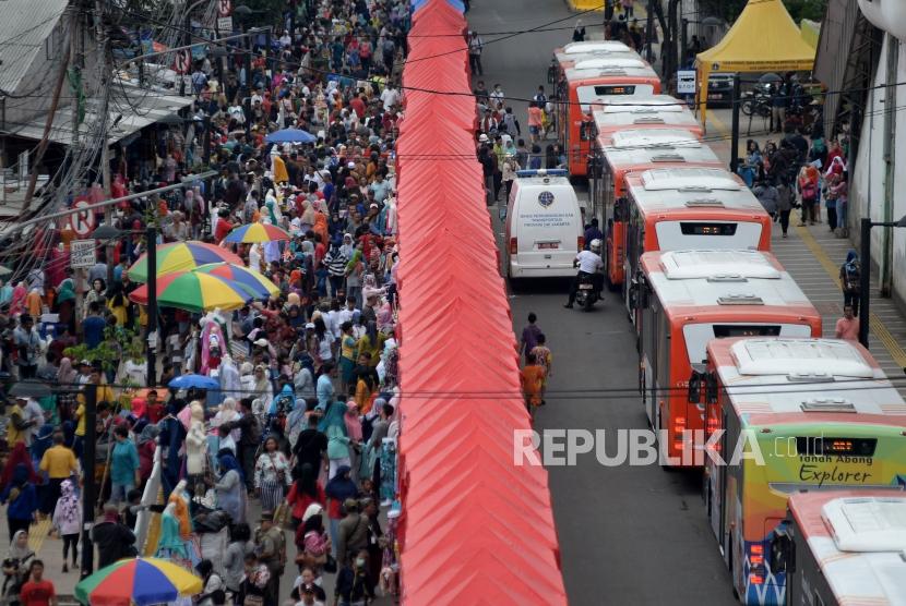 Suasana penutupan Jalan Jatibaru di Kawasan Tanah Abang, Jakarta, Jumat (22/12).