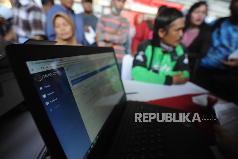  Warga  sedang melakukan pendaftaran   mudik gratis 2018 di Stasiun Kota, Jakarta, Ahad (25/3).