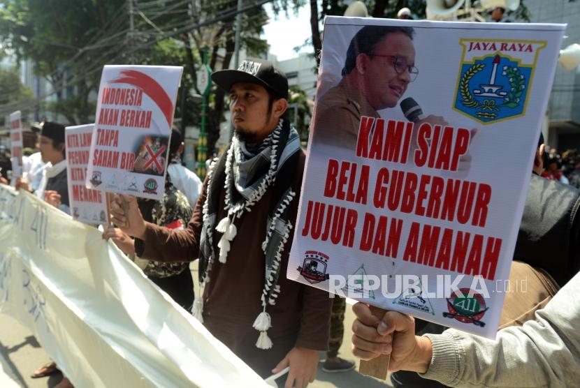 Aksi Dukung Pelepasan Saham Bir. Sejumlah massa PA 212 dan Jawara Betawi melakukan aksi di Jalan kebon Sirih, Jakarta, Jumat (8/3).