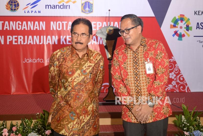 Menteri Agraria dan Tata Ruang/Kepala Badan Pertanahan Nasional Sofyan A Djalil (kiri) berbincang bersama Direktur Utama Bank Mandiri Kartika Wirjoatmodjo usai penandatanganan kerja sama di Jakarta, Senin (4/6).