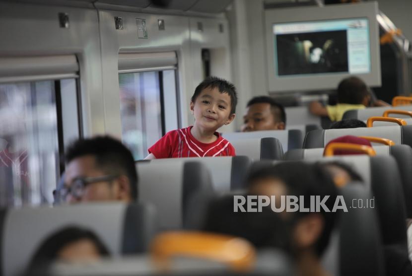 Suasana warga didalam gerbong kereta bandara saat uji coba Kereta Bandara Soekarno-Hatta di Stasiun Sudirman Baru, Jakarta, Selasa (26/12).