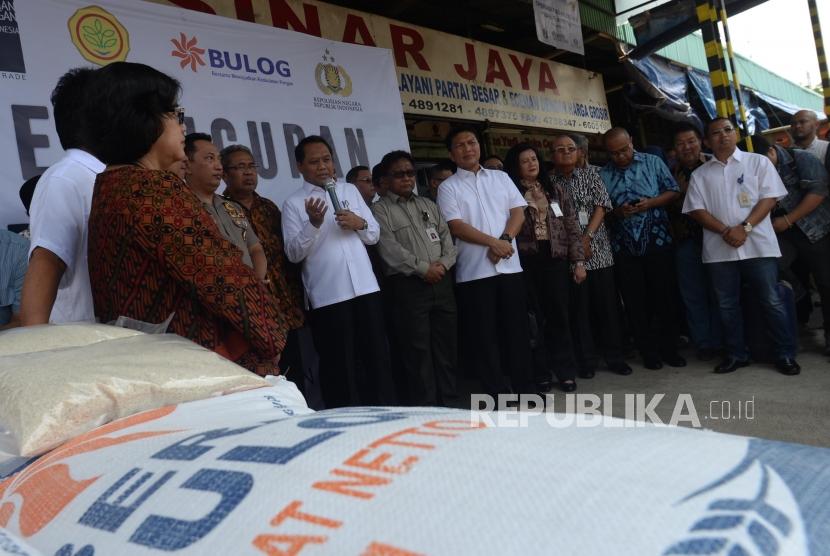 Direktur Operasional dan Pelayanan Publik Bulog Tri Wahyudi Saleh(tengah)  memberikan sambutan saat peluncuran Operasi Pasar di Pasar Induk Beras, Jakarta Timur, Kamis (22/11).