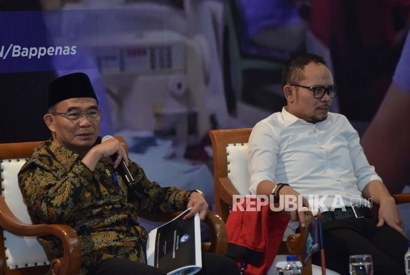 Mendikbud Muhajir Effendy (kiri) dan Menaker Hanif Dhakiri menjadi narasumber pada acara Diskusi Media FMB9 di Gedung Bappenas, Jakarta, Kamis (8/11).