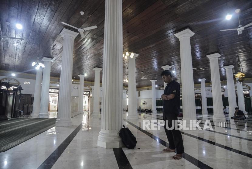 Al Ghazali menggabungkan akal dan spiritual dalam bangunan tasawufnya. Jamaah saat beribadah di Masjid An Nawier daerah Pekojan, Jakarta Utara, Selasa (14/5).
