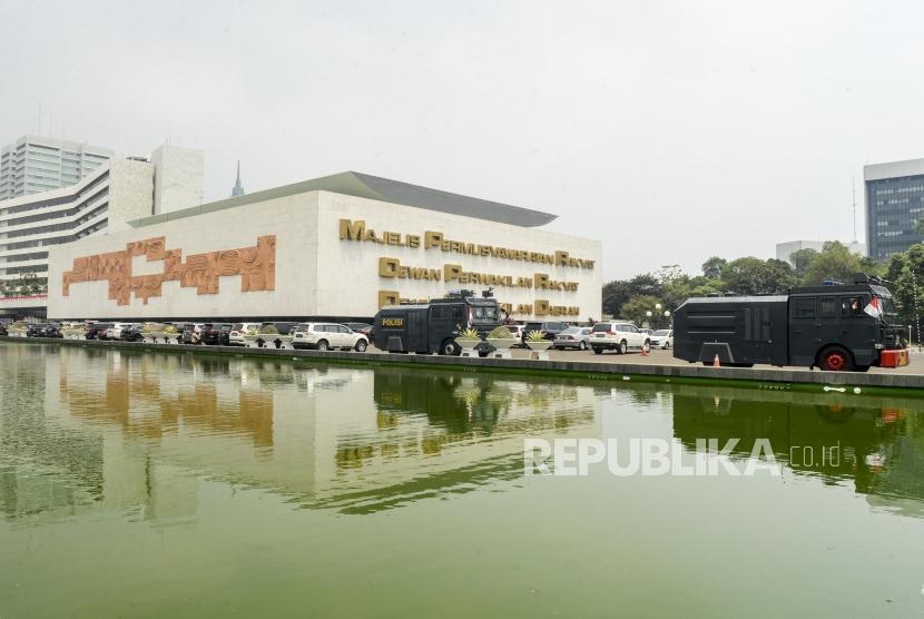 Sejumlah kendaraan taktis terparkir di Kompleks Parlemen, Senayan, Jakarta, Ahad (29/9).