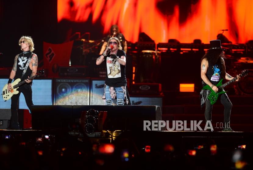 Grup band Guns N Roses menggelar konser bertajuk Not In This Lifetime Tour di Stadion Utama Gelora Bung Karno, Senayan, Jakarta, Kamis (8/11).