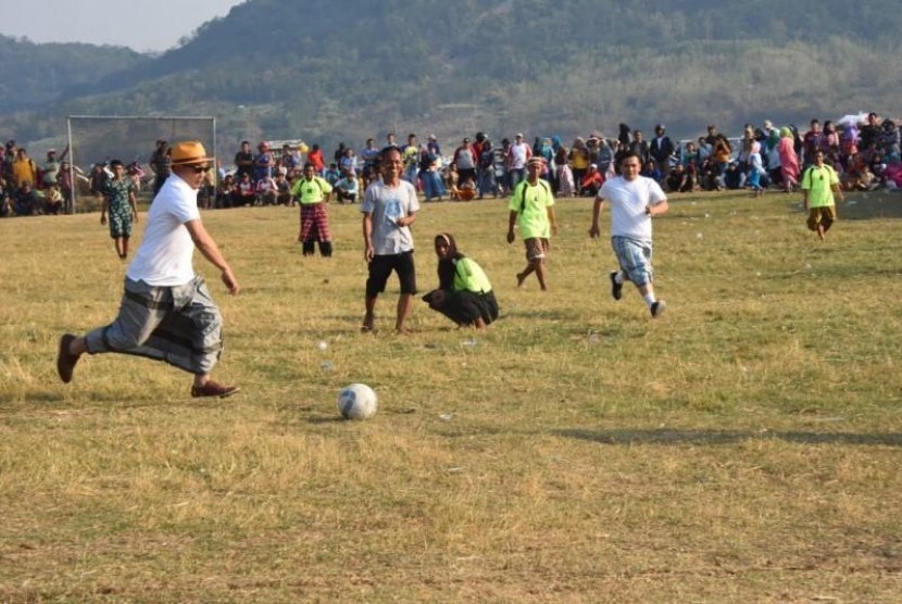 Ridwan Kamil Ikut Lomba Sepak Bola Sarung