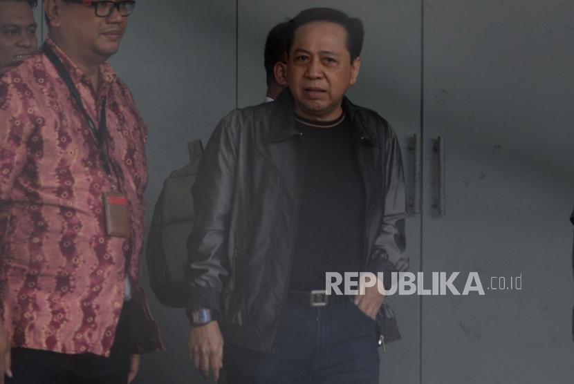 Terpidana kasus korupsi KTP elektronik Setya Novanto berjalan keluar tahanan gedung KPK, Jakarta, Jumat (4/5).