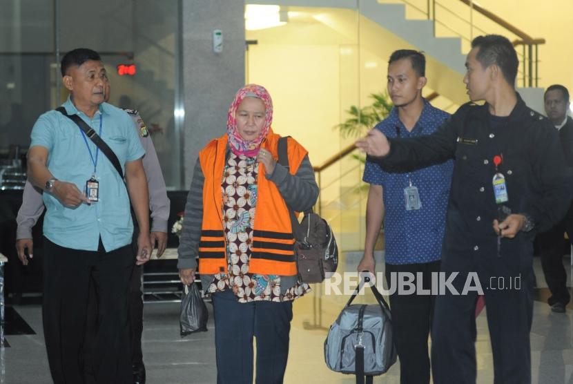 Panitera Pengganti PN Tangerang Tuti Atika yang terjaring operasi tangkap tangan (OTT) mengenakan rompi tahanan seusai diperiksa di gedung KPK, Jakarta, Selasa (13/3).