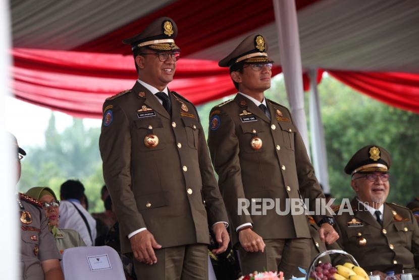 Gubernur DKI Jakarta Anies Baswedan bersama mantan Wakil Gubernur DKI Jakarta Sandiaga Uno.