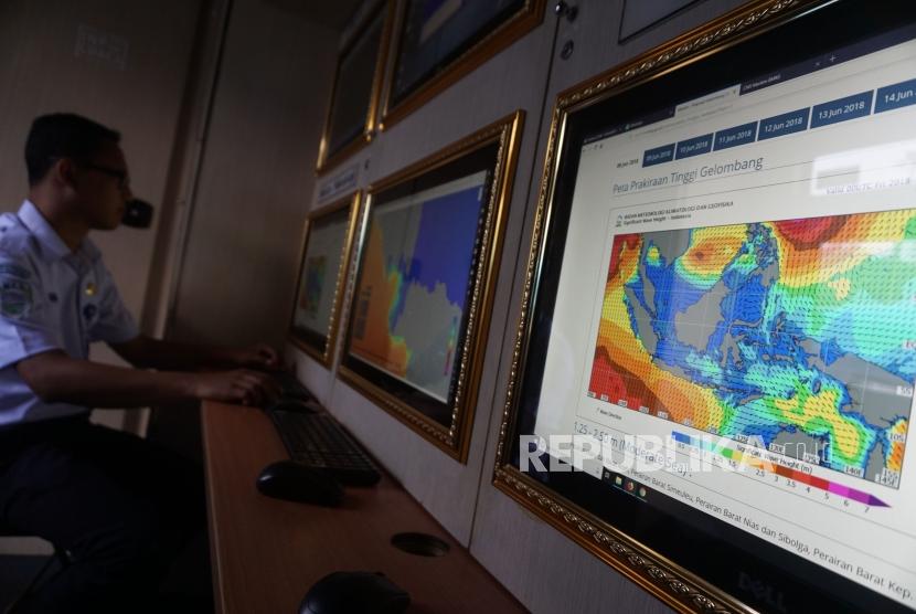 Posko Info Cuaca :Petugas mengecek informasi cuaca dan gelombang (ilustrasi)