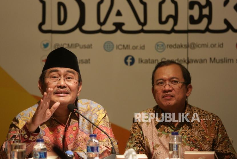 Ketua Umum ICMI Jimly Asshiddiqie (kiri) bersama Wakil Ketua Bidang Politik Dalam Negeri Priyo Budi Santoso saat diskusi 