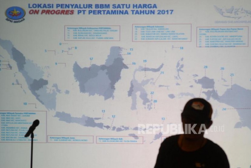 Wartawan melihat layar lokasi penyaluran BBM satu harga on progress PT Pertamina 2017 saat keteranga pers di Kantor Kementerian ESDM, Jakarta, Jumat (3/11).