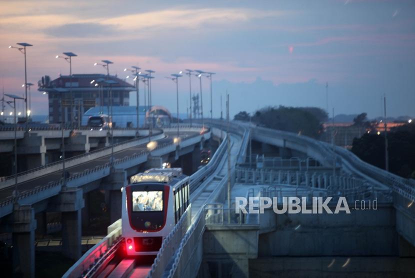 Skytrain melintas di terminal 3 Bandara Soekarno-Hatta, Jakarta, Selasa (26/12).