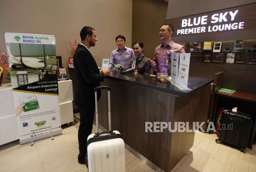 Bukopin Syariah. Direktur Utama Bukopin Syariah Saidi Mulia Lubis (kanan) melihat nasabah Bukopin Syariah menggunakan layanan Executive Lounge (BlueSky) di Terminal  1 Bandara Soekarno-Hatta, Tangerang, Banten, Rabu (13/3).