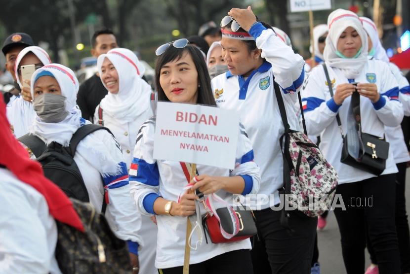 Sejumlah buruh dari berbagai elemen bersiap melaksanakan aksi Hari Buruh Internasional di Jakarta, Selasa (1/5).