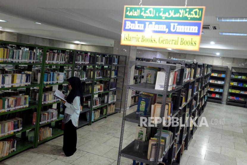 Perpustakaan Masjid Istiqlal. Pengunjung membaca buku di Perpustakaan Masjid Istiqlal, Jakarta, Senin (4/3). Kemenag siapkan program bantuan peningkatan kapasitas layanan perpustakaan tahun 2022.