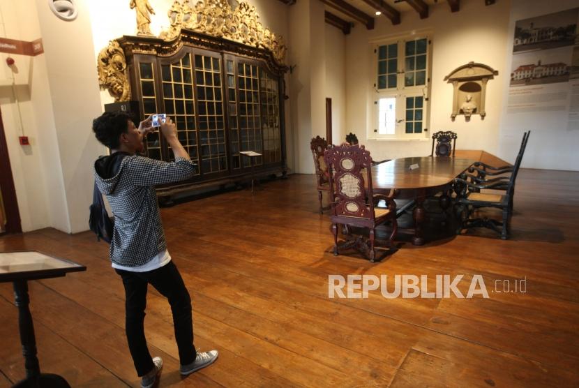 Seorang pelajar melihat-lihat koleksi sejarah saat berkunjung ke Museum Sejarah, Jakarta, Selasa (4/12).