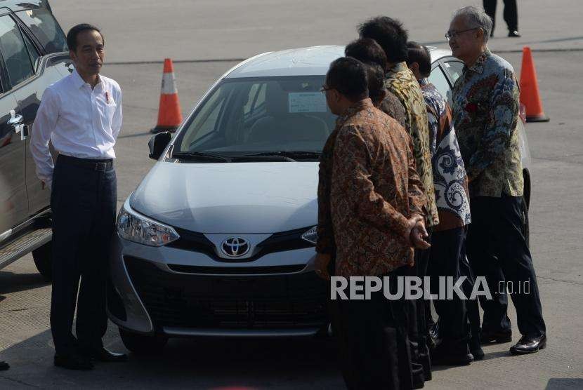 Presiden Joko Widodo berbincang dengan tamu undangan ketika menijau mobil bermerek toyota usai acara Ralisasi 1 Juta Unit Ekspor CBU di Tanjung Priok Car Terminal Jakarta, Rabu (5/9).