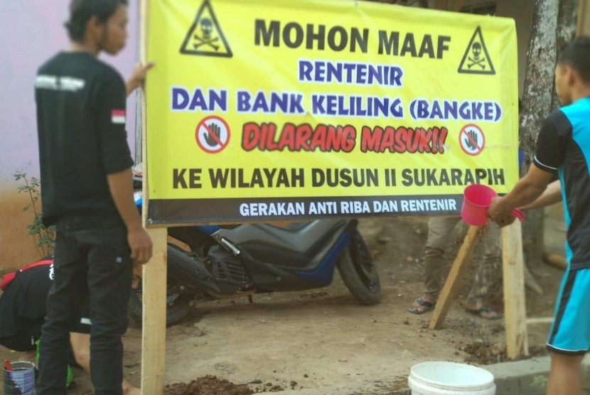  Warga Kampung Sukarapih Desa Sawit Kecamatan Darangdan, Kabupaten Purwakarta memasang belasan spanduk atau banner bertulisan penolakan segala bentuk jenis pinjaman berkedok bank masuk ke lingkungan mereka.