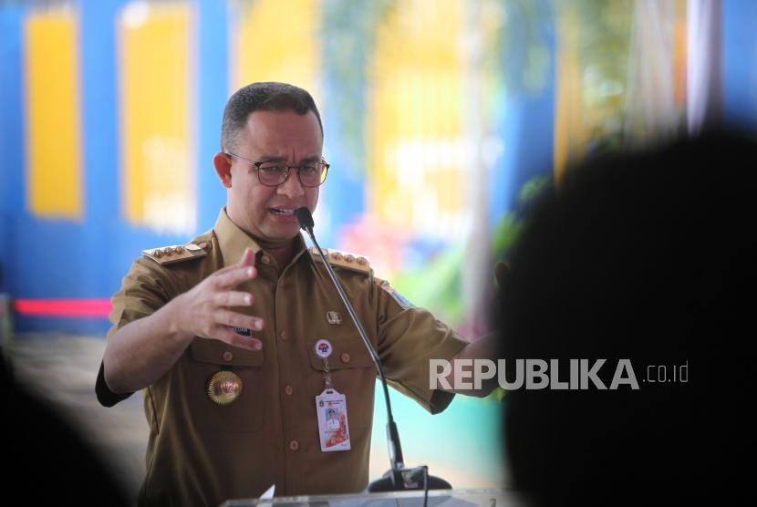 Gubernur DKI Jakarta Anies Baswedan memberikan sambutan saat meninjau kondisi sampah di Pintu Air Manggarai, Jakarta, Selasa (30/1).