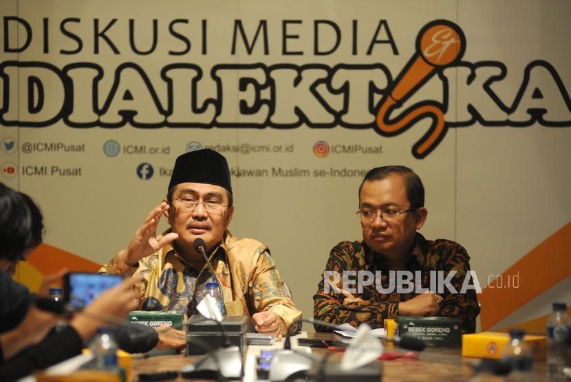 Ketua Umum ICMI Jimly Asshiddiqie.(kiri) Wakil Ketua Umum ICMI, Priyo Budi Santoso (kanan)  memberikan keterangan kepada media dalam acara diskusi media dialektika di Jakarta, Rabu (21/2).