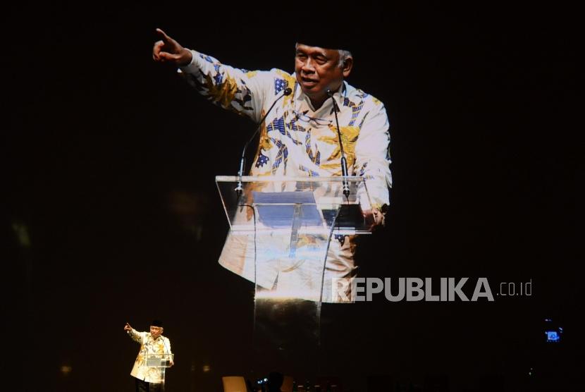 Mantan Ketua KPK Taufiqurachman Ruki memberikan sambutan dalam acara bedah buku 'Mengapa Kita Harus Kembali ke UUD 45' di Jakarta, Jumat (15/2).