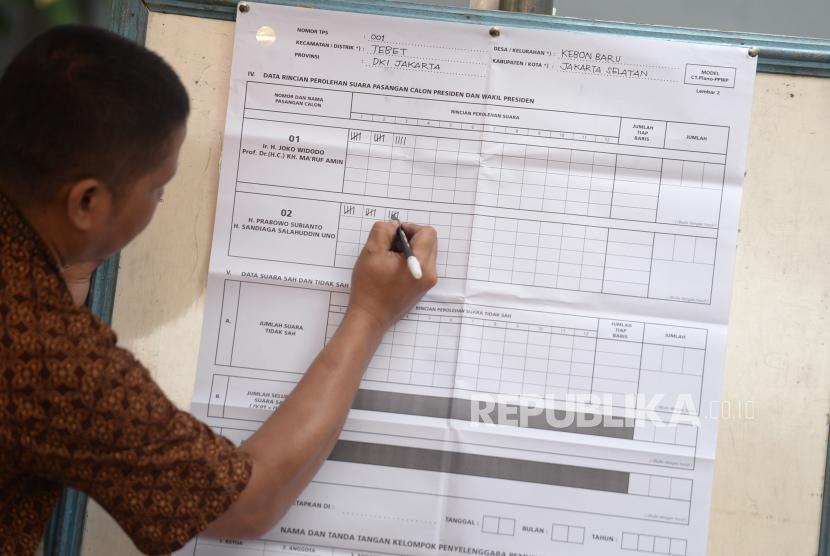 Petugas KPPS melakukan penghitungan suara pemilu 2019 di TPS 001 kelurahan Kebon Baru, Jakarta, Rabu (17/4).