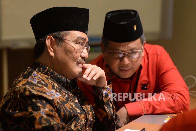 Ketua Umum ICMI Jimly Asshiddiqie bersama dengan Sekjen PDIP Hasto Kristiyanto berbincang saat bersilaturahmi di Kantor ICMI, Jakarta, Rabu  (13/12).