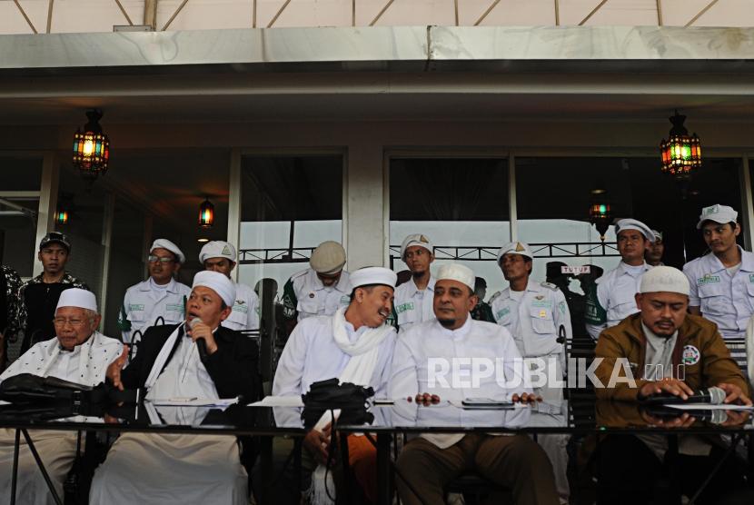 (dari kiri) Anggota Tim 11 Alumni 212 Abdul Rasyid Abdullah Syafii, Sekretaris Tim 11 Alumni 212 Muhammad Al Khaththath, Ketua Tim 11 Alumni 212 Misbahul Anam, Ketua Umum Gerakan Pengawal Fatwa Ulama yang juga Anggota Tim 11 Ulama Alumni 212 Yusuf Muhammad Marta, dan Slamet Maarif (dari kiri) saat melakukan konferensi pers di Tebet, Jakarta, Rabu (25/4).