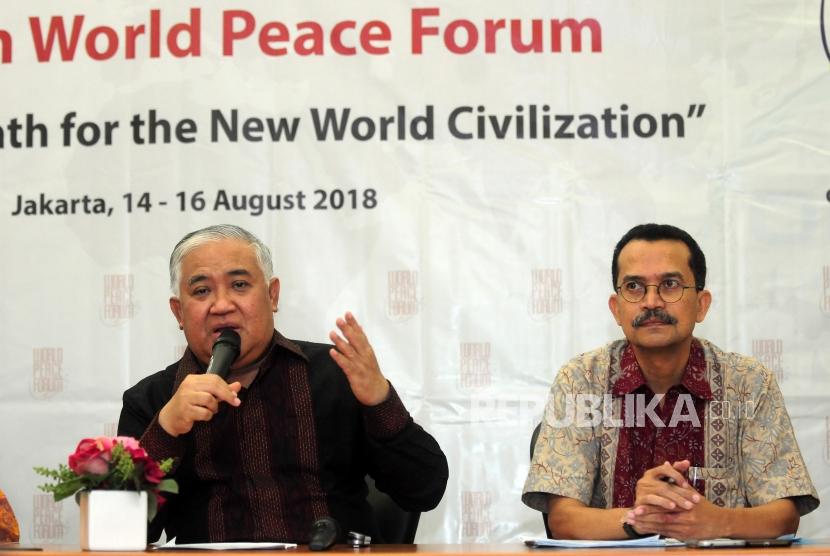 Indonesian President's Special Envoy for Interfaith and Civilization Dialogue and Cooperation, Din Syamsuddin (left) holds a press conference on the 7th World Peace Forum in Jakarta, Thursday (July 26).