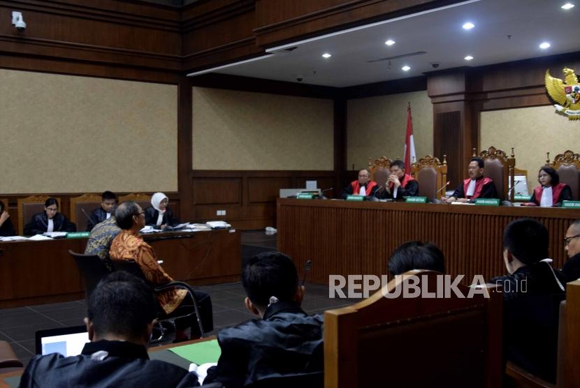 Terdakwa kasus tindak pidana korupsi KTP Elektronik, Irvanto Hendra Pambudi Cahyo dan Made Oka Masagung menjalani sidang perdana di  Pengadilan Tindak Pidana Korupsi, Jakarta, Senin (30/7).