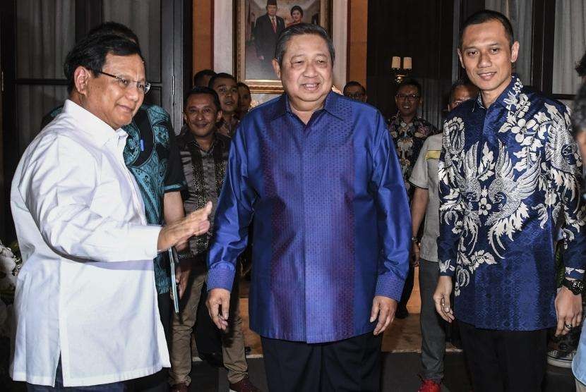 Ketua Umum Partai Demokrat Susilo Bambang Yudhoyono (tengah) didampingi putranya Agus Harimurti Yudhoyono (kanan) menerima kunjungan bakal calon Presiden Prabowo Subianto (kiri) di kediamannya di Kuningan, Jakarta, Rabu (12/9).