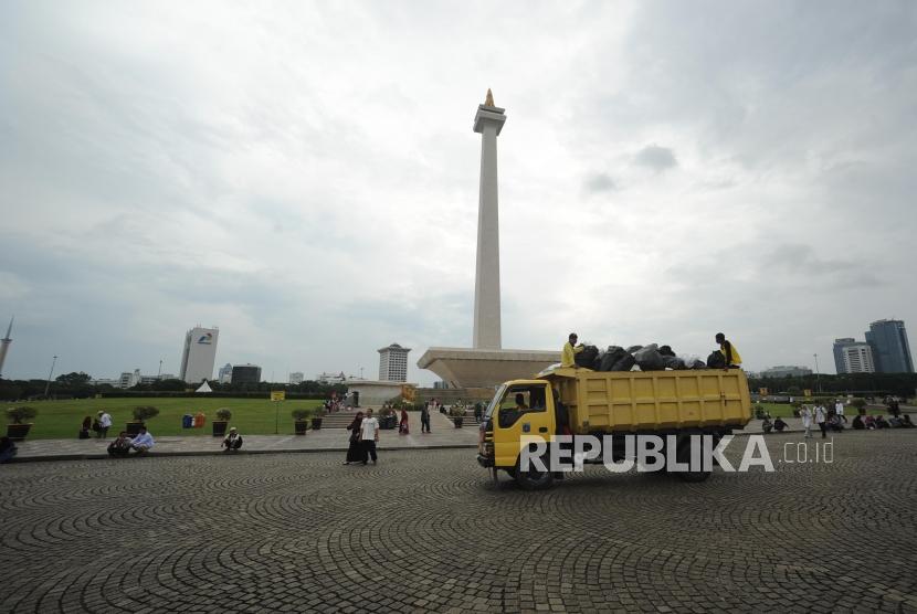 Kendaraan petugas kebersihan membawa sampah bekas aksi solidaritas palestina di Monumen Nasional, Jakarta, Ahad (17/12).