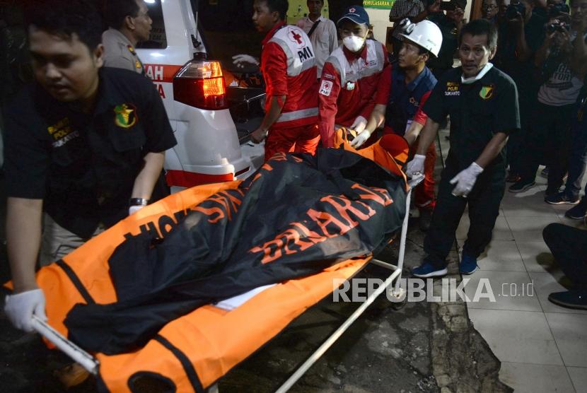 Jenazah Lion Air JT610. Petugas memindahkan jenazah korban kecelakaan Pesawat Lion Air JT 610 di Kamar Jenazah RS Polri, Jakarta, Senin (29/10).