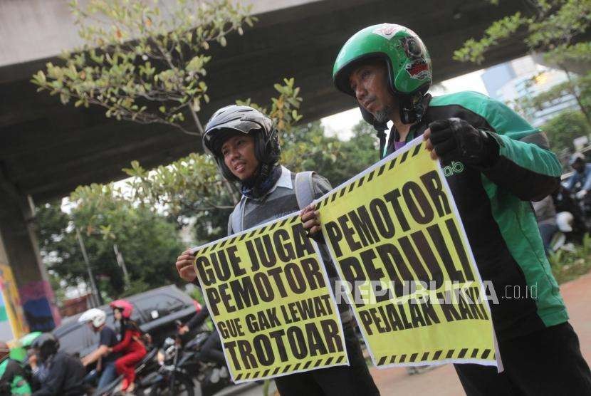 Pengemudi ojek online melakukan aksi bela trotoar (ABT) yang bertajuk 'gue pemotor, gue enggak lewat trotoar' di Kawasan Kota Kasabelangka, Jakarta, Kamis (23/8).