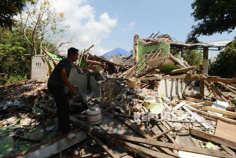 Sejumlah warga mencari barang berharga pada puing-puing reruntuhan bangunan di Dusun Gondang Timur, Desa Gombang, Kecamatan Gangga, Kabupaten Lombok Utara, Nusa Tenggara barat, Senin (20/8).