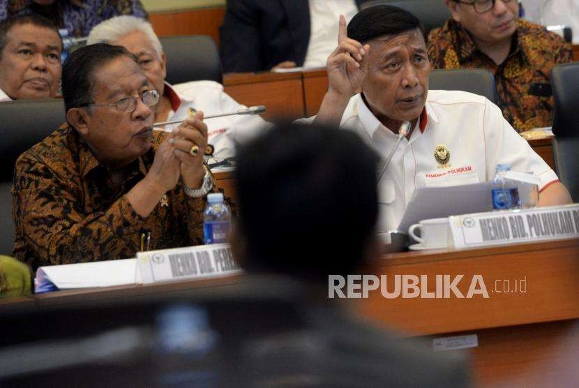 Menko Polhukam Wiranto bersama  Menko Perekonomian Darmin Nasution mengikuti rapat kerja dengan Badan Anggaran DPR di Kompleks Parlemen, Senayan, Jakarta, Rabu (5/9).