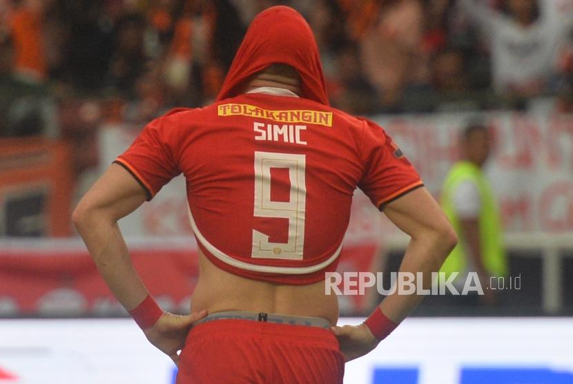 Ekspresi penyerang Persija Jakarta Marko Simic seusai gagal mencetak gol ke gawang PSM Makassar dalam laga lanjutan Liga 1 di Stadion Gelora Bung Karno, Senayan, Jakarta, Rabu (28/8).