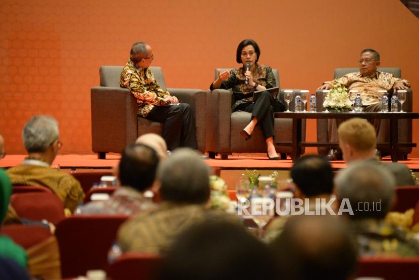 Menkeu Sri Mulyani bersama Menko Perekonomian Darmin Nasution menjadi narasumber dalam diskusi pada acara outlook perekonomian Indonesia 2019 di Jakarta, Selasa (8/1).