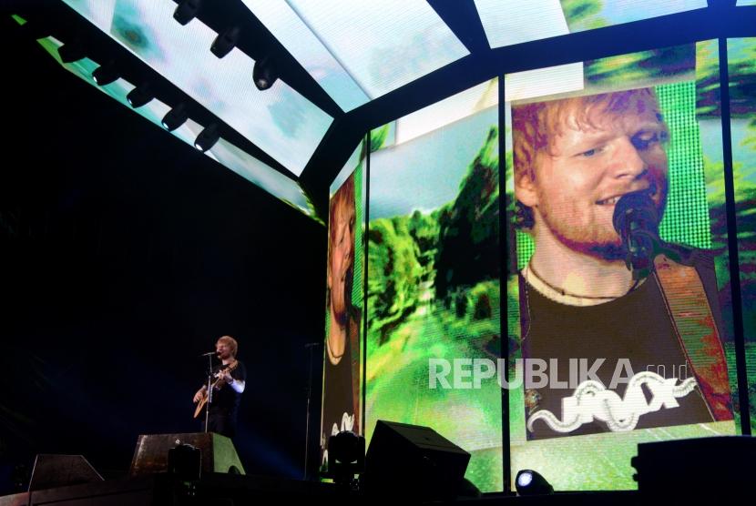 Penyanyi asal Inggris, Ed Sheraan saat tampil pada konser bertajuk Ed Sheeran Divide World Tour 2019 di Stadion Utama Gelora Bung Karno, Jakarta, Jumat (3/5).