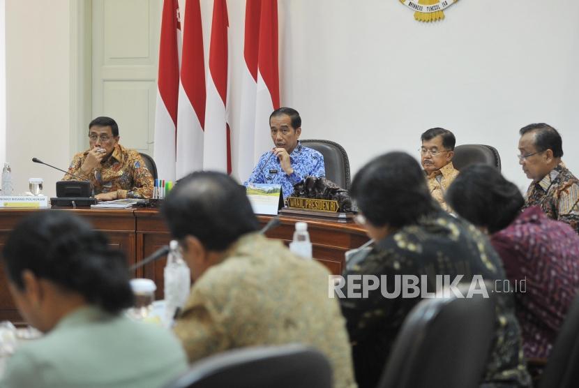 Presiden Joko Widodo bersama Wakil Presiden Jusuf Kalla memimpin rapat kabinet 