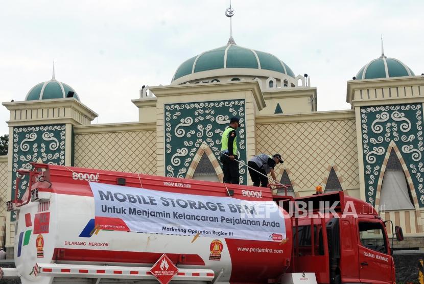 SPBU Kantong. Petugas memeriksa ketersediaan bahan bakar yang terdapat pada truk tangki SPBU Kantong di Rest Area Kilometer 57, Karawang, Jawa Barat, Selasa (19/12).