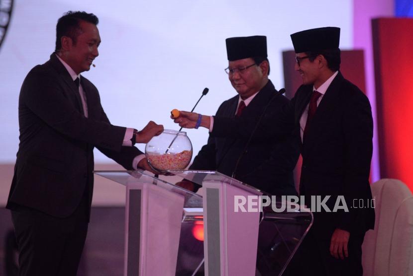 Pasangan Capres dan Cawapres nomor urut 02 Prabowo Subianto-Sandiaga Uno saat debat pertama pasangan calon presiden dan wakil presiden pemilu 2019 di Jakarta, Kamis (17/1).